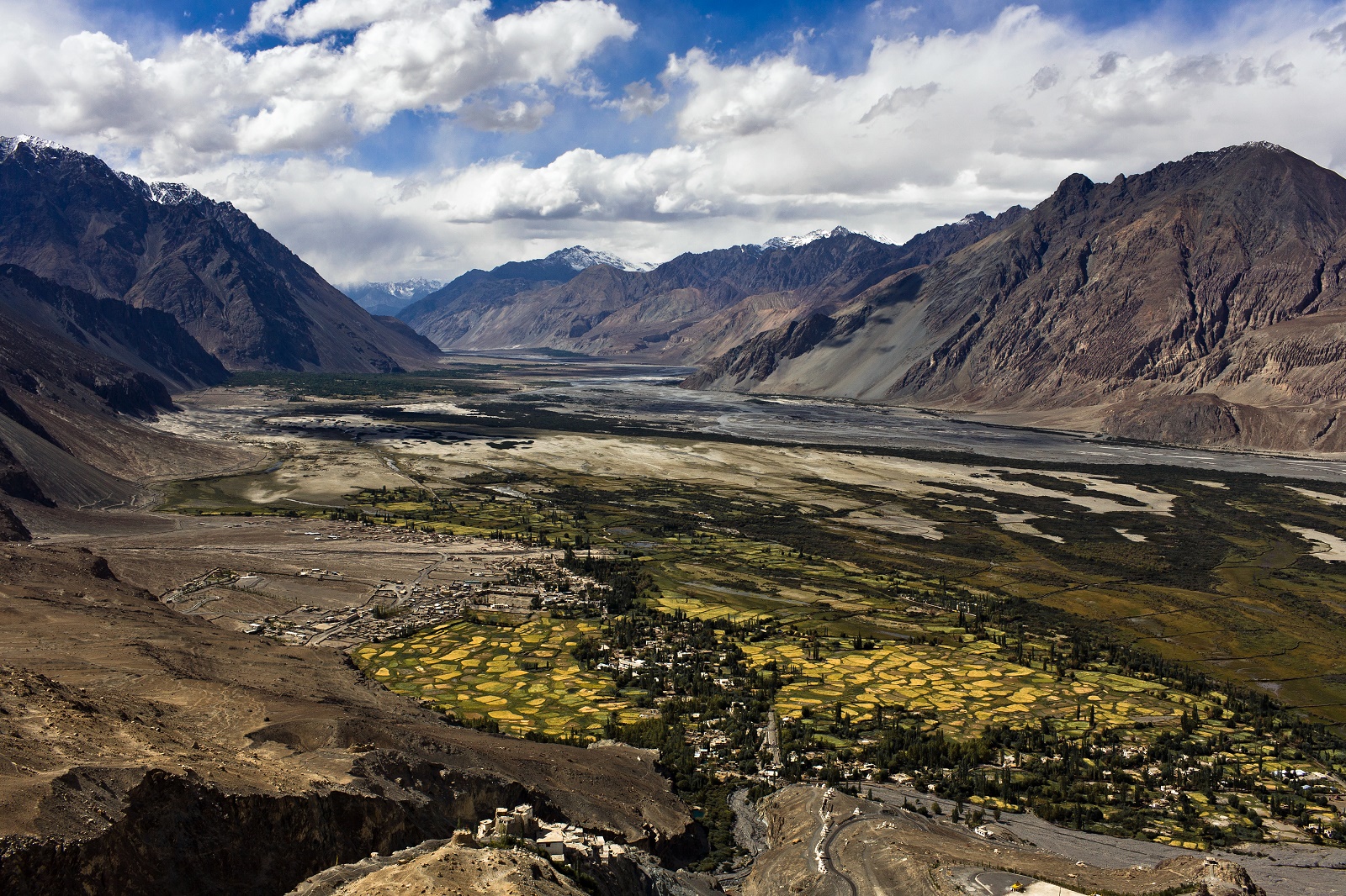 Leh to Nubra valley (120 kms / 5 hrs)